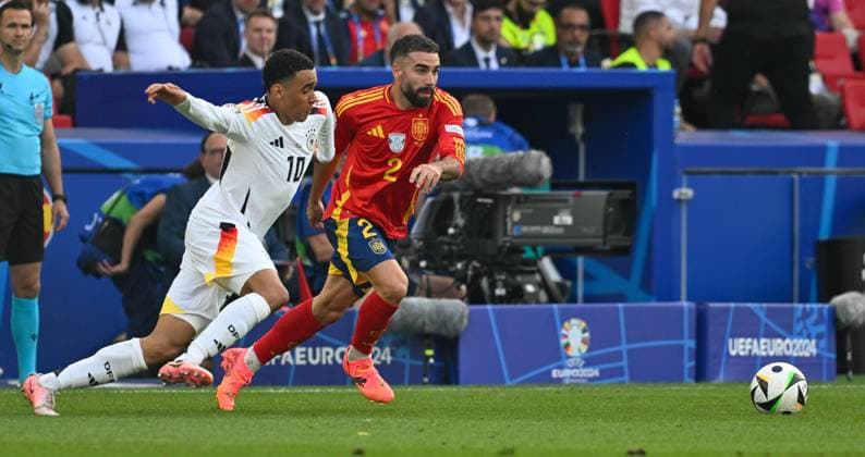 05 07 2024, xsltx, Football EM 2024 1 4 Final, Germany Spain emspor, v l Jamal Musiala Germany , Daniel Carvajal Spain duel, action, action, battle for the ball DFL DFB REGULATIONS PROHIBIT ANY USE OF PHOTOGRAPHS as IMAGE SEQUENCES and or QUASI VIDEO Stuttgart