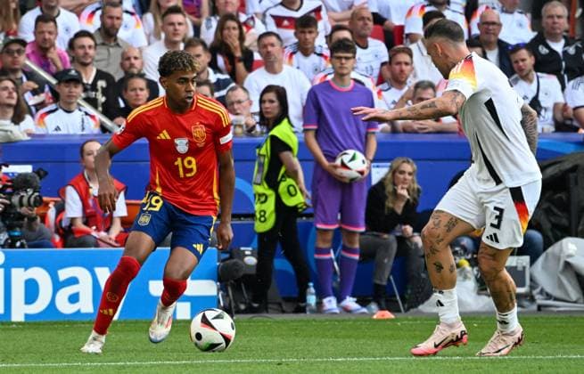 05 07 2024, xsltx, Football EM 2024 1 4 Final, Germany Spain emspor, v l Lamine Yamal Spain , David Raum Germany duel, action, action, battle for the ball DFL DFB REGULATIONS PROHIBIT ANY USE OF PHOTOGRAPHS as IMAGE SEQUENCES and or QUASI VIDEO Stuttgart