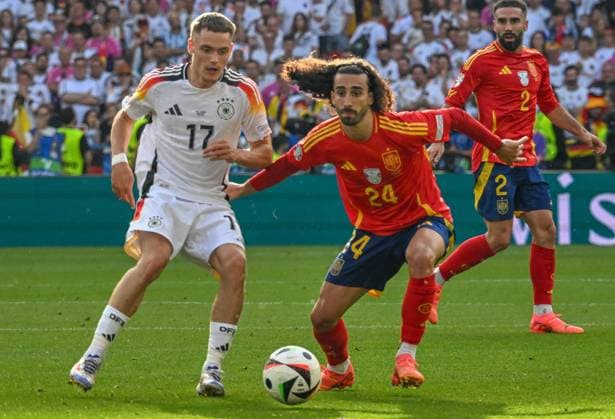 05 07 2024, xsltx, Football EM 2024 1 4 Final, Germany Spain emspor, v l Florian Wirtz Germany , Marc Cucurella Spain duel, action, action, battle for the ball DFL DFB REGULATIONS PROHIBIT ANY USE OF PHOTOGRAPHS as IMAGE SEQUENCES and or QUASI VIDEO Stuttgart