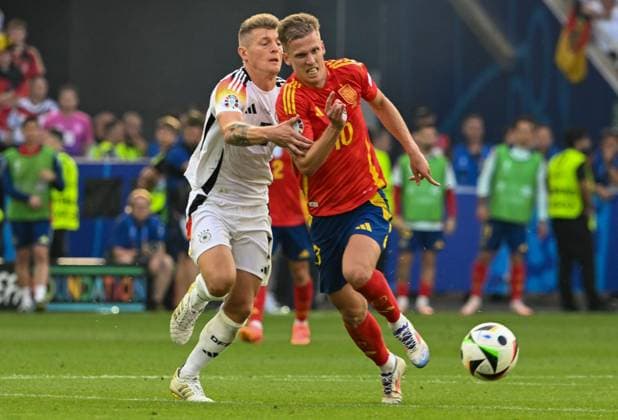 05 07 2024, xsltx, Football EM 2024 1 4 Final, Germany Spain emspor, v l Toni Kroos Germany , Dani Olmo Spain duel, action, action, battle for the ball DFL DFB REGULATIONS PROHIBIT ANY USE OF PHOTOGRAPHS as IMAGE SEQUENCES and or QUASI VIDEO Stuttgart