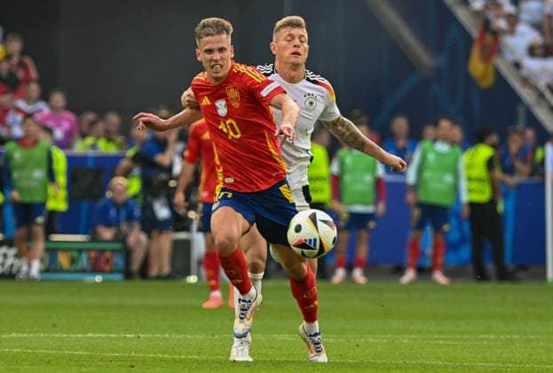 05 07 2024, xsltx, Football EM 2024 1 4 Final, Germany Spain emspor, v l Dani Olmo Spain , Toni Kroos Germany duel, action, action, battle for the ball DFL DFB REGULATIONS PROHIBIT ANY USE OF PHOTOGRAPHS as IMAGE SEQUENCES and or QUASI VIDEO Stuttgart