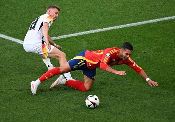 05 07 2024, xjhx, European Football Championship 2024 1 4 Final, Germany Spain emspor, v l Maximilian Mittelstädt German National Football Team DFB , Ferran Torres Garcia Spain DFL DFB REGULATIONS PROHIBIT ANY USE OF PHOTOGRAPHS as IMAGE SEQUENCES and or QUASI VIDEO Stuttgart