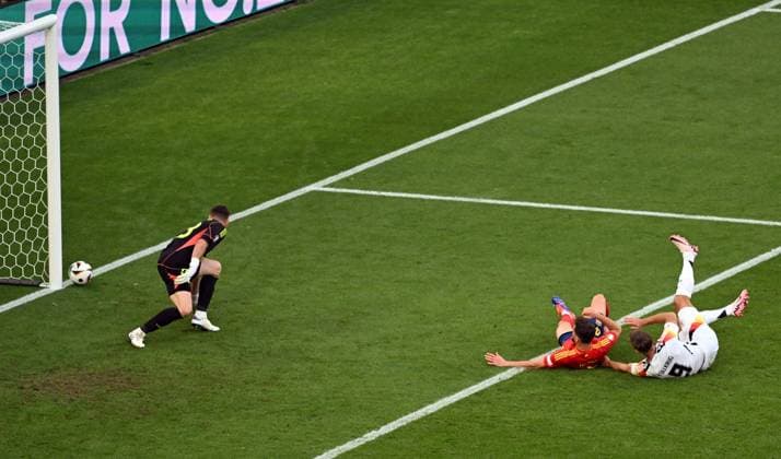05 07 2024, xjhx, European Football Championship 2024 1 4 Final, Germany Spain emspor, v l Unai Simon Mendibil Spain , Jose Ignacio Fernandez Iglesias Nacho Spain , Niclas Füllkrug German National Football Team DFB DFL DFB REGULATIONS PROHIBIT ANY USE OF PHOTOGRAPHS as IMAGE SEQUENCES and or QUASI VIDEO Stuttgart