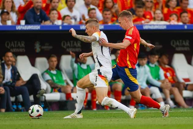 Spain s Dani Olmo (R) in action against Germany s Toni Kroos (L) during the UEFA EURO, EM, Europameisterschaft,Fussball 2024 s quarter-finals game between Spain and Germany at MHPArena stadium in Stuttgart, Germany, 05 July 2024. Spain vs. Germany !ACHTUNG: NUR REDAKTIONELLE NUTZUNG!  Copyright: xAlbertoxEstevezx GRAF2301 20240705-55014071810_1