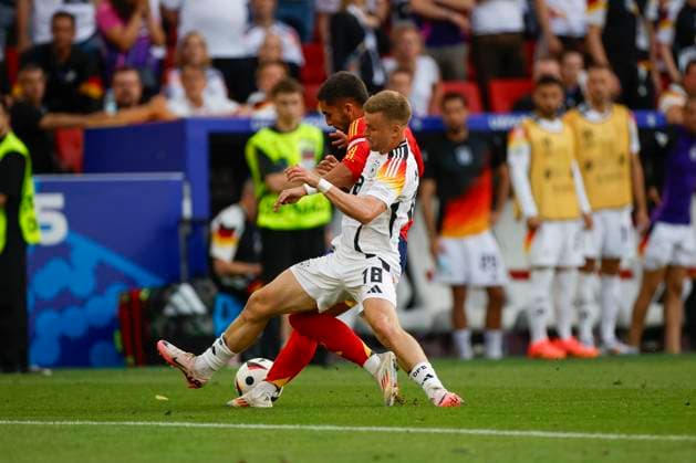 Spain s Ferran Torres (L) in action against Germany s Maximilian Mittelstadt (R) during the UEFA EURO, EM, Europameisterschaft,Fussball 2024 s quarter-finals game between Spain and Germany at MHPArena stadium in Stuttgart, Germany, 05 July 2024. Spain vs. Germany !ACHTUNG: NUR REDAKTIONELLE NUTZUNG!  Copyright: xAlbertoxEstevezx GRAF2310 20240705-55014071834_1