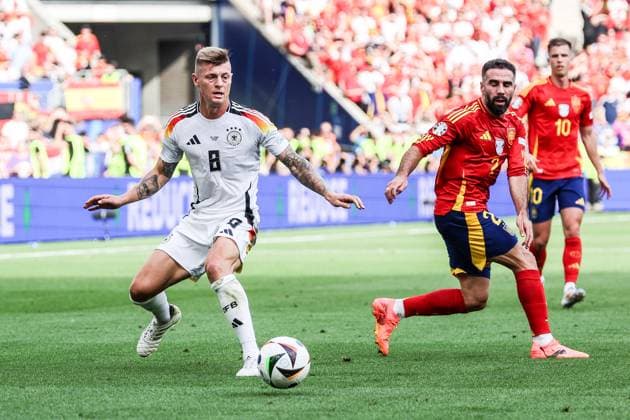 Sport, Football, UEFA EURO 2024 quarter-finals Spain Germany 05 07 2024, Stuttgart Arena Toni Kroos Germany, 8 Daniel Carvajal Spain, 2 Stuttgart Stuttgart Arena Baden Württemberg Germany