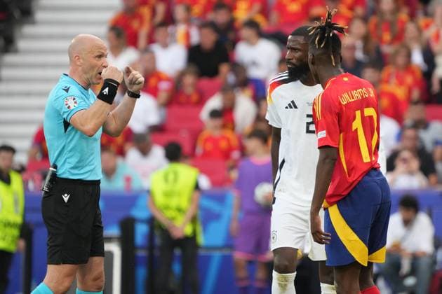 Antonio Rüdiger Germany Germany, 02 and Nico Williams Spain Spain, 17 are admonished Stuttgart 05 07 2024 Germany vs Spain, EURO2024, Quarterfinals, M45, EM Arena Stuttgart