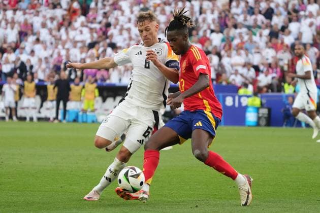 Joshua Kimmich Germany Germany, 06 in duel with Nico Williams Spain Spain, 17 Stuttgart 05 07 2024 Germany vs Spain, EURO2024, Quarterfinals, M45, EM Arena Stuttgart