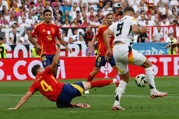 Spain s Nacho (L) in action against Germany s Niclas Fuellkrug (R) during the UEFA EURO, EM, Europameisterschaft,Fussball 2024 s quarter-finals game between Spain and Germany at MHPArena stadium in Stuttgart, Germany, 05 July 2024. Spain vs. Germany !ACHTUNG: NUR REDAKTIONELLE NUTZUNG!  Copyright: xJ.JxGuillenx GRAF2308 20240705-55014071867_1