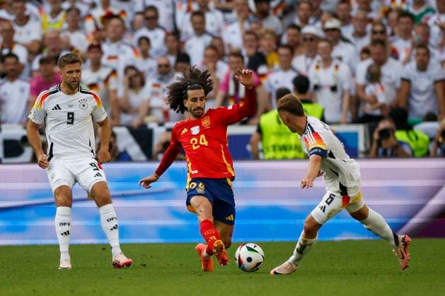 Spain s Marc Cucurella (C) in action against Germany s Niclas Fuellkrug (L) and Joshua Kimmich (R) during the UEFA EURO, EM, Europameisterschaft,Fussball 2024 s quarter-finals game between Spain and Germany at MHPArena stadium in Stuttgart, Germany, 05 July 2024. Spain vs. Germany !ACHTUNG: NUR REDAKTIONELLE NUTZUNG!  Copyright: xAlbertoxEstevezx GRAF2313 20240705-55014071899_1