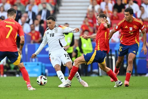 240705 EURO2024 SPAIN VS GERMANY Jamal Musiala (10) of Germany fighting for the ball with Fabian Ruiz (8) of Spain and Rodri (Rodrigo Hernandez Cascante) (16) of Spain during a soccer game between the national teams of Spain and Germany in the Quarter Final stage of the UEFA EURO, EM, Europameisterschaft,Fussball 2024 tournament , on Friday 5 July 2024 in Stuttgart , Germany . PHOTO SPORTPIX David Catry STUTTGART GERMANY  Copyright: xx 472107
