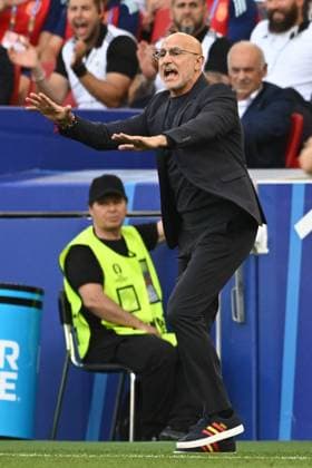 05 07 2024, xpsx, Football EM 2024 1 4 Final, Germany Spain emspor, v l Luis de la Fuente Spain, coach gives instructions, gestures with arms, gesticulates, gives instructions DFL DFB REGULATIONS PROHIBIT ANY USE OF PHOTOGRAPHS as IMAGE SEQUENCES and or QUASI VIDEO Stuttgart