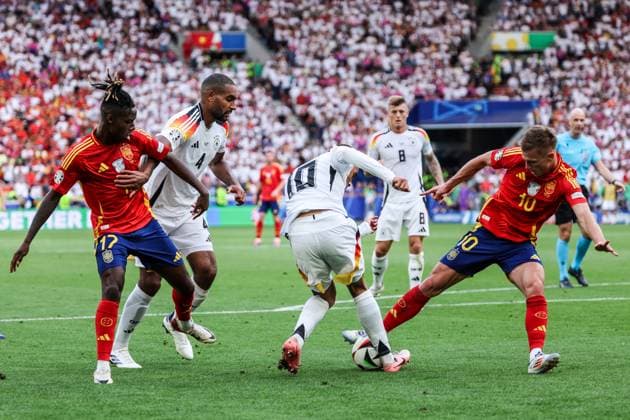 Sport, Football, UEFA EURO 2024 quarter-finals Spain Germany 05 07 2024, Stuttgart Arena Nico Williams Spain, 17 Jonathan Tah Germany, 4 Jamal Musiala Germany, 10 Dani Olmo Spain, 10 Stuttgart Stuttgart Arena Baden Württemberg Germany