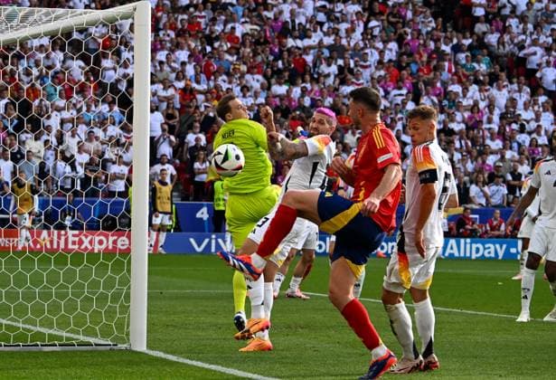 05 07 2024, xsltx, Football EM 2024 1 4 Final, Germany Spain emspor, v l Manuel Neuer Germany , Robert Andrich Germany , Ferran Torres Spain duel, action, action, battle for the ball DFL DFB REGULATIONS PROHIBIT ANY USE OF PHOTOGRAPHS as IMAGE SEQUENCES and or QUASI VIDEO Stuttgart