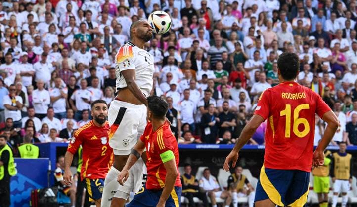 05 07 2024, xsltx, Football EM 2024 1 4 Final, Germany Spain emspor, v l Jonathan Tah Germany duel, action, action, battle for the ball DFL DFB REGULATIONS PROHIBIT ANY USE OF PHOTOGRAPHS as IMAGE SEQUENCES and or QUASI VIDEO Stuttgart