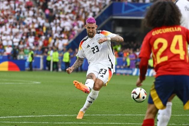 05 07 2024, xpsx, Football EM 2024 1 4 Final, Germany Spain emspor, v l Robert Andrich Germany, 23 shoots the ball on goal, shot on goal, shot DFL DFB REGULATIONS PROHIBIT ANY USE OF PHOTOGRAPHS as IMAGE SEQUENCES and or QUASI VIDEO Stuttgart