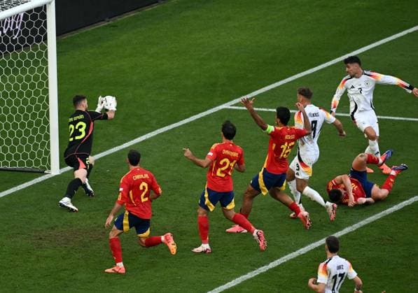 05 07 2024, xjhx, Football EM 2024 1 4 Final, Germany Spain emspor, v l Unai Simon Mendibil Spain , Kai Havertz Deutsche Fussball Nationalmannschaft DFB DFL DFB REGULATIONS PROHIBIT ANY USE OF PHOTOGRAPHS as IMAGE SEQUENCES and or QUASI VIDEO Stuttgart