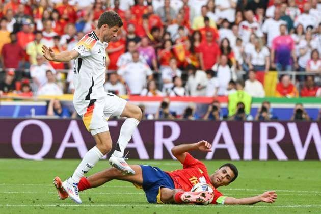 Soccer, Men, Season 2023 24, Euro EM 2024, Quarterfinals in Stuttgart, Spain Germany, Thomas Müller Mueller Germany and Rodri Spain in a duel , 05 07 2024, Copyright: xMatthiasxKochx