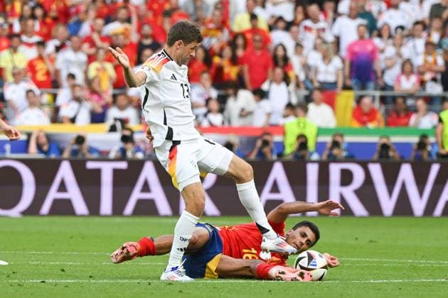 Soccer, Men, Season 2023 24, Euro EM 2024, Quarterfinals in Stuttgart, Spain Germany, Thomas Müller Mueller Germany and Rodri Spain in a duel , 05 07 2024, Copyright: xMatthiasxKochx