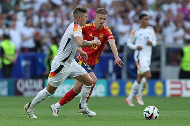 Soccer UEFA EURO 2024 quarter final Spain Germany on 05 07 2024 at the Stuttgart Arena in Stuttgart Toni Kroos Germany , front Dani Olmo Spain , back xMSx