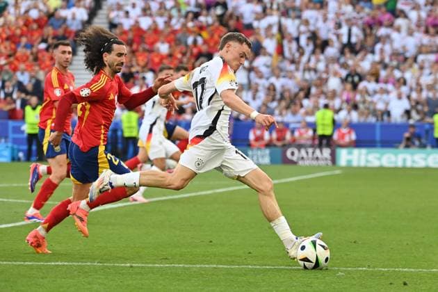 05 07 2024, xjrdrx, Football EM 2024 1 4 Final, Germany Spain emspor, v l Marc Cucurella Saseta Spain Florian Wirtz Deutsche Fussball Nationalmannschaft DFB Zweikampf, Aktion, action, battle for the ball DFL DFB REGULATIONS PROHIBIT ANY USE OF PHOTOGRAPHS as IMAGE SEQUENCES and or QUASI VIDEO Stuttgart