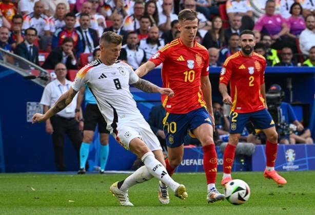 05 07 2024, xsltx, Football EM 2024 1 4 Final, Germany Spain emspor, v l Toni Kroos Germany , Dani Olmo Spain duel, action, action, battle for the ball DFL DFB REGULATIONS PROHIBIT ANY USE OF PHOTOGRAPHS as IMAGE SEQUENCES and or QUASI VIDEO Stuttgart