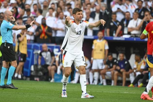 05 07 2024, xpsx, Football EM 2024 1 4 Final, Germany Spain emspor, v l Thomas Mueller Müller, Germany, 13 gives instructions, gesticulates with arms, gesticulate, gives instructions DFL DFB REGULATIONS PROHIBIT ANY USE OF PHOTOGRAPHS as IMAGE SEQUENCES and or QUASI VIDEO Stuttgart