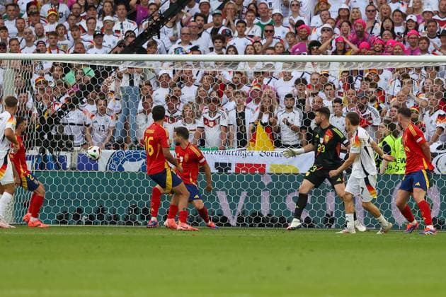 Florian Wirtz 17 Germany scores the goal to equalize 1 1, Unai Simon 23 Spain , Spain vs Germany, Football, UEFA Euro 2024, Quarter-final, 05 07 2024 Stuttgart Baden Wuerttemberg Germany Copyright: xkolbert-press ChristianxKolbertx