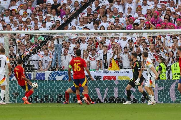 Florian Wirtz 17 Germany scores the goal to equalize 1 1, Unai Simon 23 Spain , Spain vs Germany, Football, UEFA Euro 2024, Quarter-final, 05 07 2024 Stuttgart Baden Wuerttemberg Germany Copyright: xkolbert-press ChristianxKolbertx
