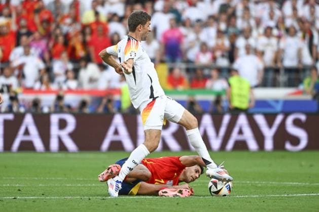 05 07 2024, xpsx, Football EM 2024 1 4 Final, Germany Spain emspor, v l Thomas Mueller Müller, Germany, 13 , Rodri Spain, 16 duel, fight, tackle DFL DFB REGULATIONS PROHIBIT ANY USE OF PHOTOGRAPHS as IMAGE SEQUENCES and or QUASI VIDEO Stuttgart