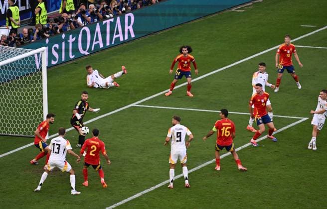 05 07 2024, xjhx, Football EM 2024 1 4 Final, Germany Spain emspor, v l Unai Simon Mendibil Spain , Florian Wirtz Deutsche Fussball Nationalmannschaft DFB Goal scored, erziehlt das Tor zum 1 1 DFL DFB REGULATIONS PROHIBIT ANY USE OF PHOTOGRAPHS as IMAGE SEQUENCES and or QUASI VIDEO Stuttgart