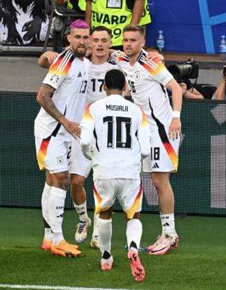 05 07 2024, xjhx, Football EM 2024 1 4 Final, Germany Spain emspor, v l Robert Andrich Deutsche Fussball Nationalmannschaft DFB , Florian Wirtz Deutsche Fussball Nationalmannschaft DFB , Maximilian Mittelstädt Deutsche Fussball Nationalmannschaft DFB , Maximilian Mittelstädt Deutsche Fussball Nationalmannschaft DFB Goal scored, erziehlt das Tor zum 1 1 DFL DFB REGULATIONS PROHIBIT ANY USE OF PHOTOGRAPHS as IMAGE SEQUENCES and or QUASI VIDEO Stuttgart
