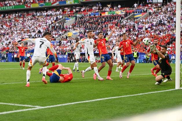05 07 2024, xpsx, Football EM 2024 1 4 Final, Germany Spain emspor, v l Kai Havertz Germany, 7 , Aymeric Laporte Spain, 14 duel, duel, fight, tackle DFL DFB REGULATIONS PROHIBIT ANY USE OF PHOTOGRAPHS as IMAGE SEQUENCES and or QUASI VIDEO Stuttgart