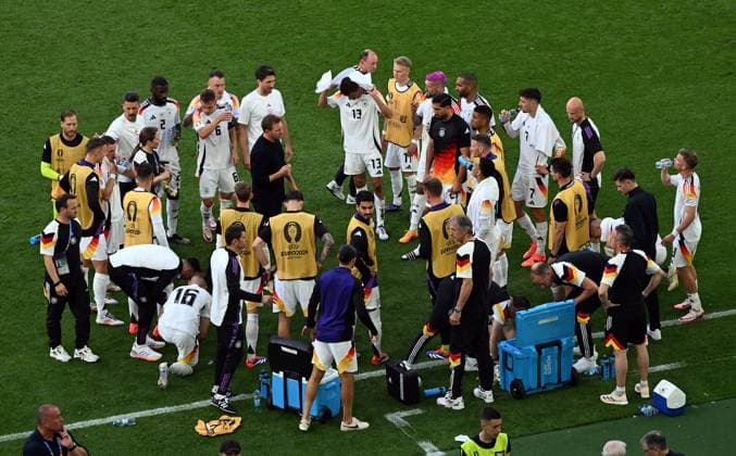 05 07 2024, xjhx, Football EM 2024 1 4 Final, Germany Spain emspor, v l Coach Julian Nagelsmann German Football National Team DFB gives instructions, gesticulates, gesticulate with arms gives instructions, gesticulate DFL DFB REGULATIONS PROHIBIT ANY USE OF PHOTOGRAPHS as IMAGE SEQUENCES and or QUASI VIDEO Stuttgart