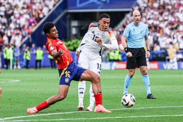 Sport, Football, UEFA EURO 2024 quarter-finals Spain Germany 05 07 2024, Stuttgart Arena Rodri Spain, 16 Jamal Musiala Germany, 10 Stuttgart Stuttgart Arena Baden Württemberg Germany