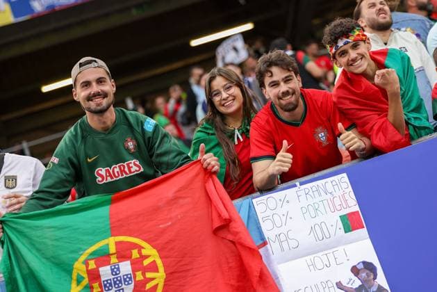 Volksparkstadion, Hamburg UEFA EURO 2024 Germany, Quarterfinal 5 July 2024 , Portugal France v l , Fans of Portugal show their support, Fans, Mood, Scarves, Shirts, Emotions, Adeptos Copyright: JoaquimxFerreira