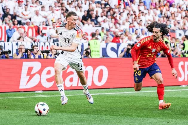 Sport, Football, UEFA EURO 2024 quarter-finals Spain Germany 05 07 2024, Stuttgart Arena Florian Wirtz Germany, 17 Marc Cucurella Spain, 24 Stuttgart Stuttgart Arena Baden Württemberg Germany