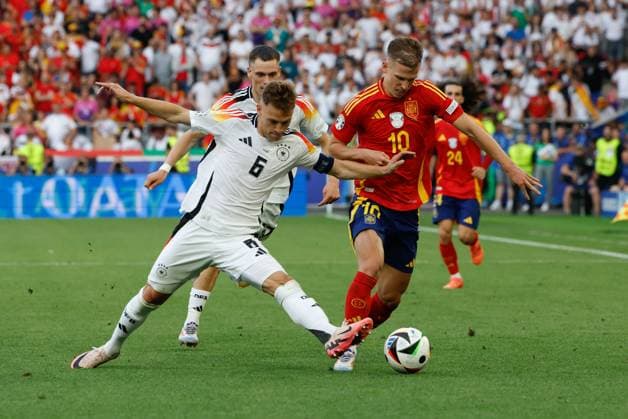Spain s Dani Olmo (R) in action against Germany s Joshua Kimmich (L) during the UEFA EURO, EM, Europameisterschaft,Fussball 2024 s quarter-finals game between Spain and Germany at MHPArena stadium in Stuttgart, Germany, 05 July 2024. Spain vs. Germany !ACHTUNG: NUR REDAKTIONELLE NUTZUNG!  Copyright: xJ.JxGuillenx GRAF2333 20240705-55014072129_1