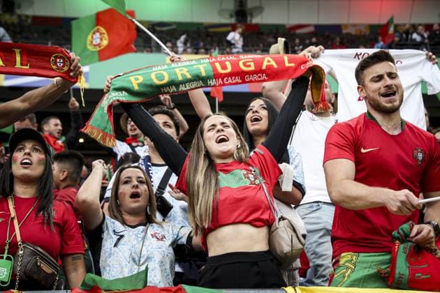 Ambiance avec des supporters de Portugal FOOTBALL : France vs Portugal- Euro 2024 quarts de finale - Hambourg Volksparkstadion - 05 07 2024 ElyxandroCegarra Panoramic 