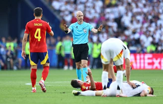 Referee, Anthony Taylor Spain v Germany, UEFA European Championship, EM, Europameisterschaft 2024, Quarter Final, Football, Stuttgart Arena, Stuttgart, Germany, 05 Jul 2024 EDITORIAL USE ONLY No use with unauthorised audio, video, data, fixture lists, club league logos or live services. Online in-match use limited to 120 images, no video emulation. No use in betting, games or single club league player publications. Copyright: xMichaelxZemanek Shutterstockx 14571380cp