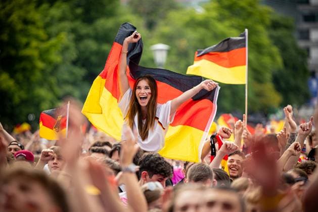 Fans of the German national team cheer and celebrate at the fan festival with public viewing on Stuttgarts Schlossplatz during the quarter-final against Spain Stuttgart, EURO2024 Fanfest Schlossplatz, 05 07 2024 Stuttgart Copyright: xDennisxDuddek xEibnerxPressefotox EP_DDK