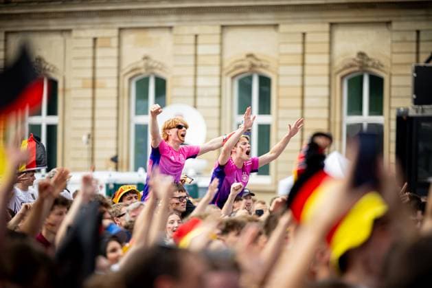 Fans of the German national team cheer and celebrate at the fan festival with public viewing on Stuttgarts Schlossplatz during the quarter-final against Spain Stuttgart, EURO2024 Fanfest Schlossplatz, 05 07 2024 Stuttgart Copyright: xDennisxDuddek xEibnerxPressefotox EP_DDK