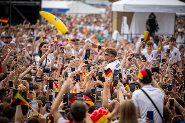The saxophonist Andre Schnura, who became famous through the European Championship celebrations, in the crowd in the Stuttgart fan zone Fans of the German national team cheer and celebrate at the fan festival with public viewing on Stuttgarts Schlossplatz during the quarter-final against Spain Stuttgart, EURO2024 Fanfest Schlossplatz, 05 07 2024 Stuttgart Copyright: xDennisxDuddek xEibnerxPressefotox EP_DDK