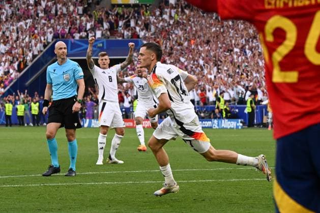 05 07 2024, xpsx, Football EM 2024 1 4 Final, Germany Spain emspor, v l Florian Wirtz Germany, 17 Jubel, Torjubel, jubelt ueber das Tor, celebrate the goal, celebration DFL DFB REGULATIONS PROHIBIT ANY USE OF PHOTOGRAPHS as IMAGE SEQUENCES and or QUASI VIDEO Stuttgart