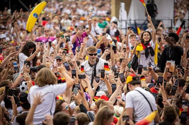 The saxophonist Andre Schnura, who became famous through the European Championship celebrations, in the crowd in the Stuttgart fan zone Fans of the German national team cheer and celebrate at the fan festival with public viewing on Stuttgarts Schlossplatz during the quarter-final against Spain Stuttgart, EURO2024 Fanfest Schlossplatz, 05 07 2024 Stuttgart Copyright: xDennisxDuddek xEibnerxPressefotox EP_DDK