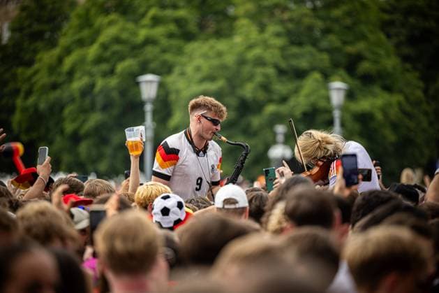 The saxophonist Andre Schnura, who became famous through the European Championship celebrations, in the crowd in the Stuttgart fan zone Fans of the German national team cheer and celebrate at the fan festival with public viewing on Stuttgarts Schlossplatz during the quarter-final against Spain Stuttgart, EURO2024 Fanfest Schlossplatz, 05 07 2024 Stuttgart Copyright: xDennisxDuddek xEibnerxPressefotox EP_DDK