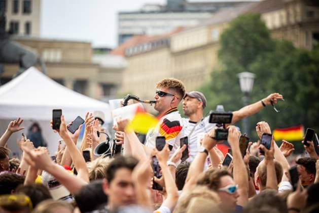 The saxophonist Andre Schnura, who became famous through the European Championship celebrations, in the crowd in the Stuttgart fan zone Fans of the German national team cheer and celebrate at the fan festival with public viewing on Stuttgarts Schlossplatz during the quarter-final against Spain Stuttgart, EURO2024 Fanfest Schlossplatz, 05 07 2024 Stuttgart Copyright: xDennisxDuddek xEibnerxPressefotox EP_DDK