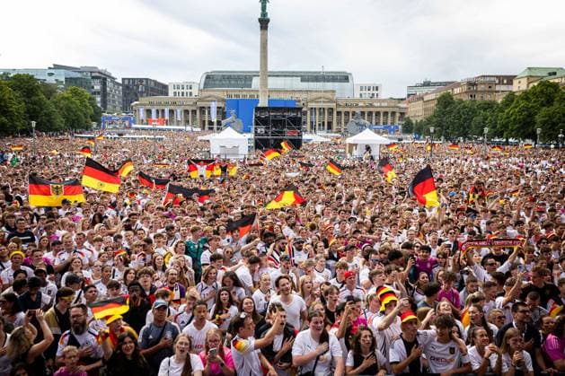 Fans of the German national team cheer and celebrate at the fan festival with public viewing on Stuttgarts Schlossplatz during the quarter-final against Spain Stuttgart, EURO2024 Fanfest Schlossplatz, 05 07 2024 Stuttgart Copyright: xDennisxDuddek xEibnerxPressefotox EP_DDK