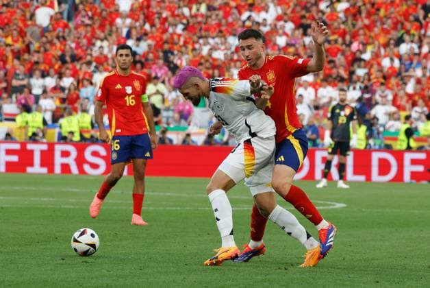 Spain s Aymeric Laporte (R) in action against Germany s Robert Andrich (C) during the UEFA EURO, EM, Europameisterschaft,Fussball 2024 s quarter-finals game between Spain and Germany at MHPArena stadium in Stuttgart, Germany, 05 July 2024. Spain vs. Germany !ACHTUNG: NUR REDAKTIONELLE NUTZUNG!  Copyright: xJ.JxGuillenx GRAF2334 20240705-55014072173_1