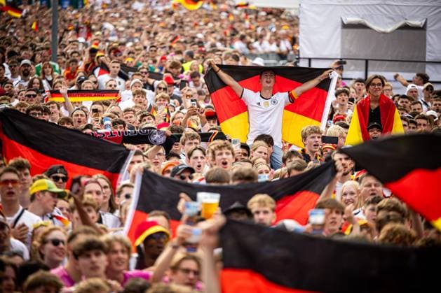Fans of the German national team cheer and celebrate at the fan festival with public viewing on Stuttgarts Schlossplatz during the quarter-final against Spain Stuttgart, EURO2024 Fanfest Schlossplatz, 05 07 2024 Stuttgart Copyright: xDennisxDuddek xEibnerxPressefotox EP_DDK